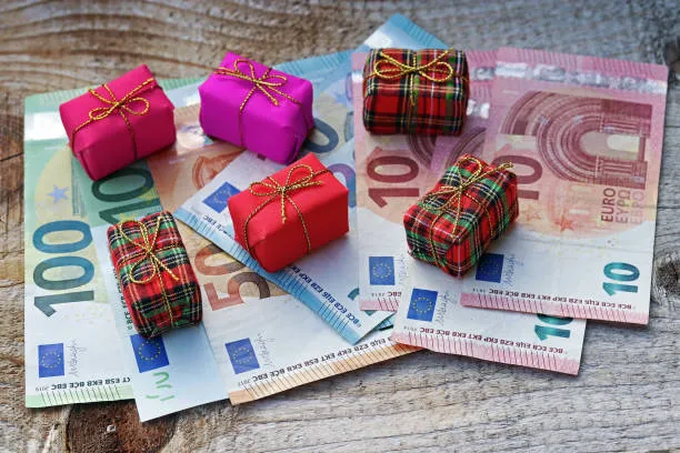 Regali alle maestre, soglia 150€ del codice e povertà infantile ISTAT
