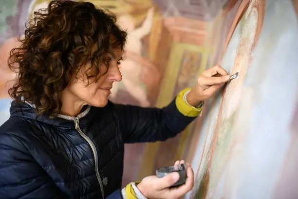 Tornano alla luce gli affreschi originali della 'Madonna del Segno' nella chiesa di San Martino a Bari: Un restauro esemplare per la cultura artistica locale