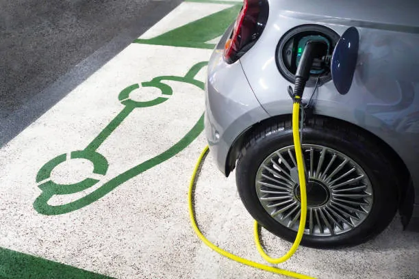 Auto Elettriche negli Stati Uniti: Impatto Ambientale e Riduzione Emissioni dopo Due Anni di Utilizzo