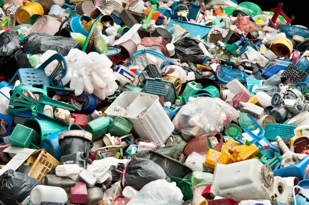 Il Riscaldamento Globale Aggrava l’Inquinamento da Plastica: L’Allarme degli Scienziati e le Soluzioni Possibili