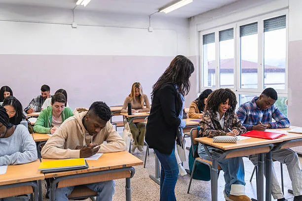 Riforma scuole superiori, Valditara vuole abolire la distinzione tra licei e tecnici: "Non ha più senso"