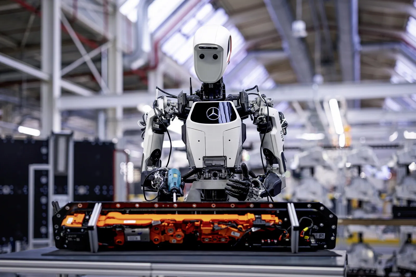 Robotica e droni nel futuro delle fabbriche Mercedes-Benz di Düsseldorf: la nuova frontiera dell'automazione industriale