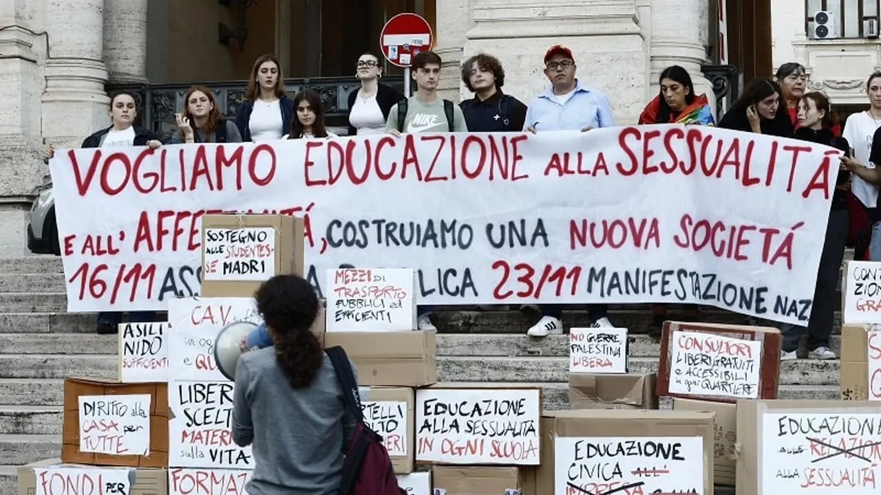 Educazione sessuale vietata nelle scuole medie e primarie: il nuovo emendamento Lega e le polemiche sul Ddl Valditara