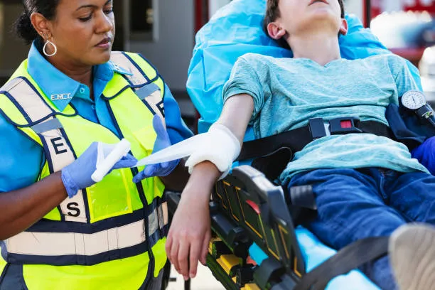 Roma, studente di 13 anni investito da un suv davanti alla scuola: ricoverato in ospedale