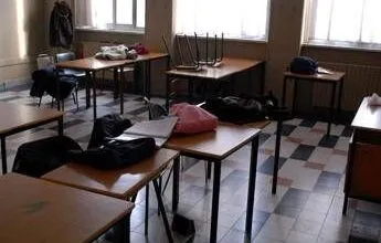 Roma: Studente Porta una Pistola a Scuola e Minaccia un Compagno