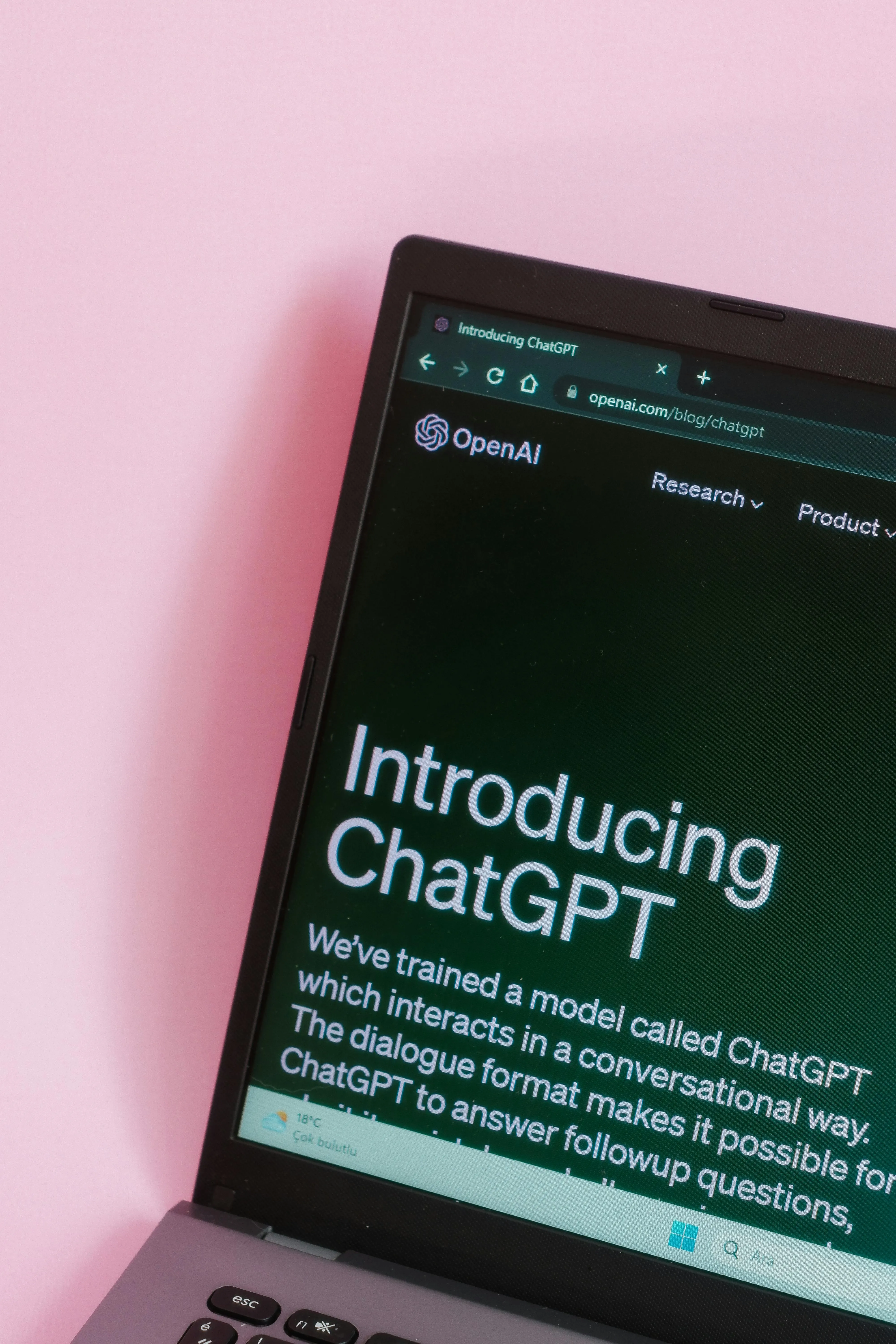 Sam Altman si assume la responsabilità: GPT-5.2 di OpenAI delude nelle capacità linguistiche rispetto a GPT-4.5