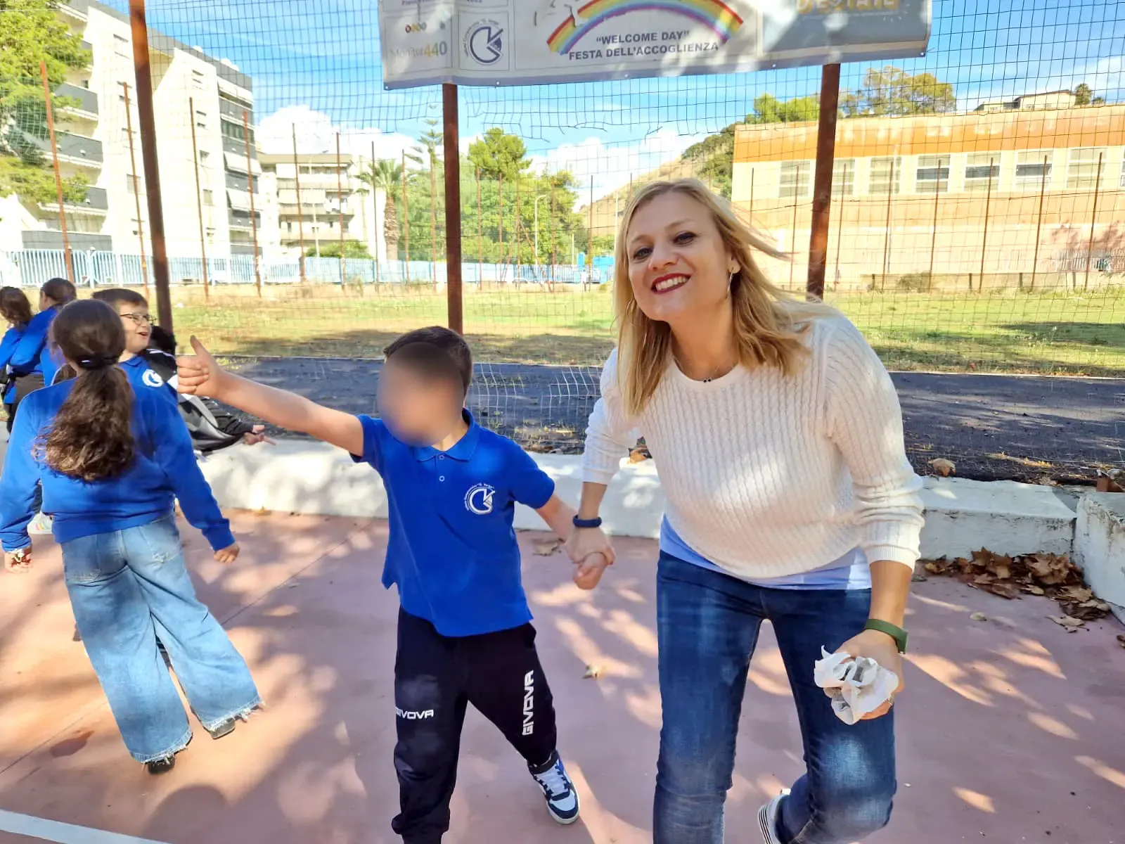Samanta Lacagnina, la maestra siciliana che rinuncia alle ferie per seguire il suo alunno che deve subire un intervento chirurgico