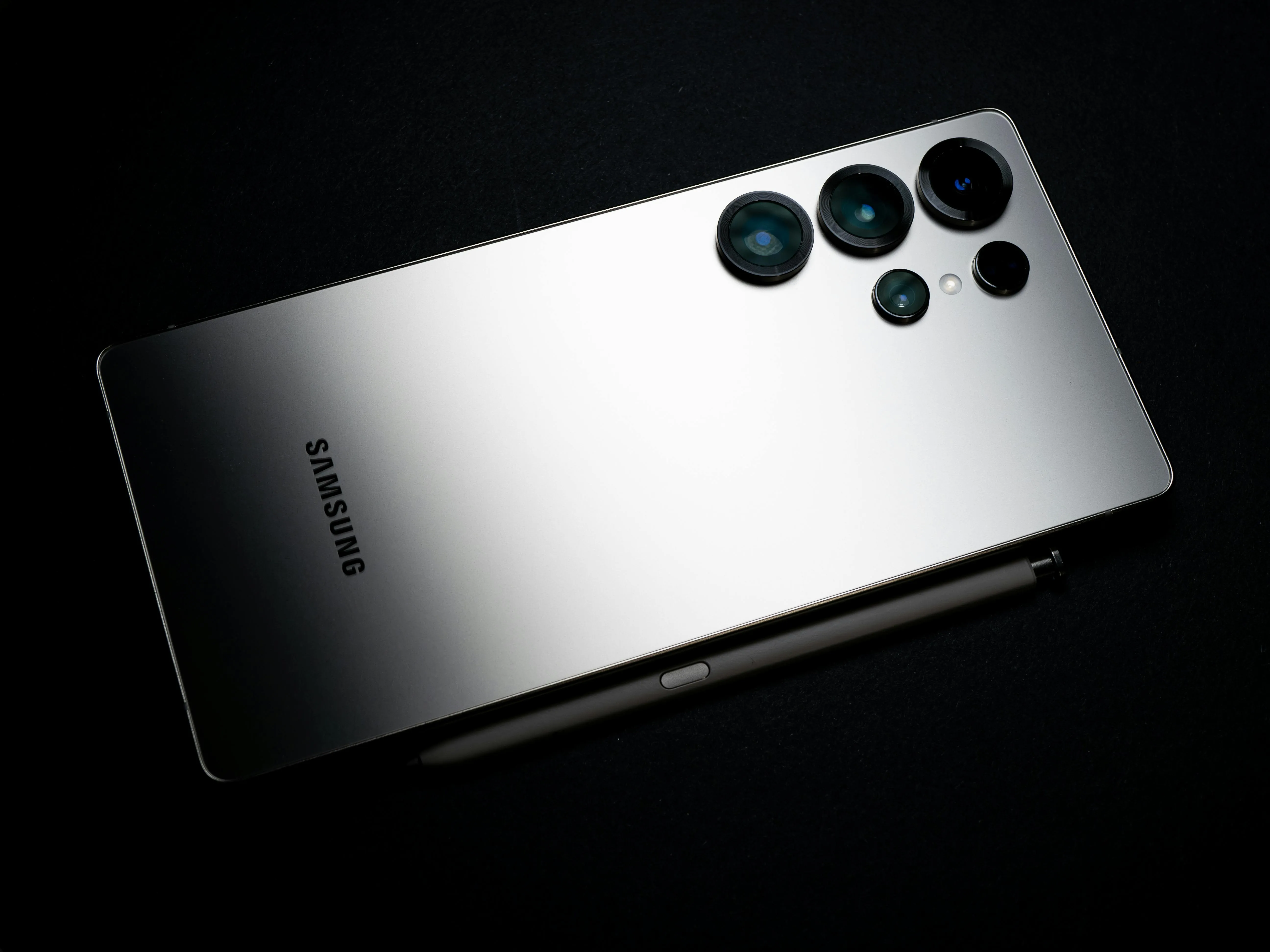 Samsung rivede la strategia: più Galaxy S26 e S26 Ultra, tagliata la produzione del modello Plus