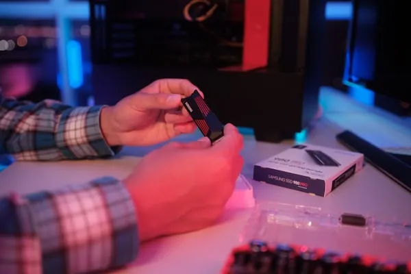 Samsung rivoluziona la memoria ad alta banda: produzione di massa avviata per le HBM4 fino a 48GB e 3,3 TB/s