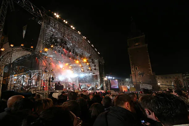 Sanremo 2026: L’intelligenza artificiale punta su Serena Brancale e Tommaso Paradiso. Ecco chi vincerà secondo i chatbot