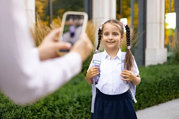 Sanzione da 2000 euro alla scuola: video con minore sui social senza consenso specifico