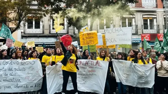 Sciopero del mondo della scuola a Madrid: blocchi stradali e occupazioni all'Università Computense