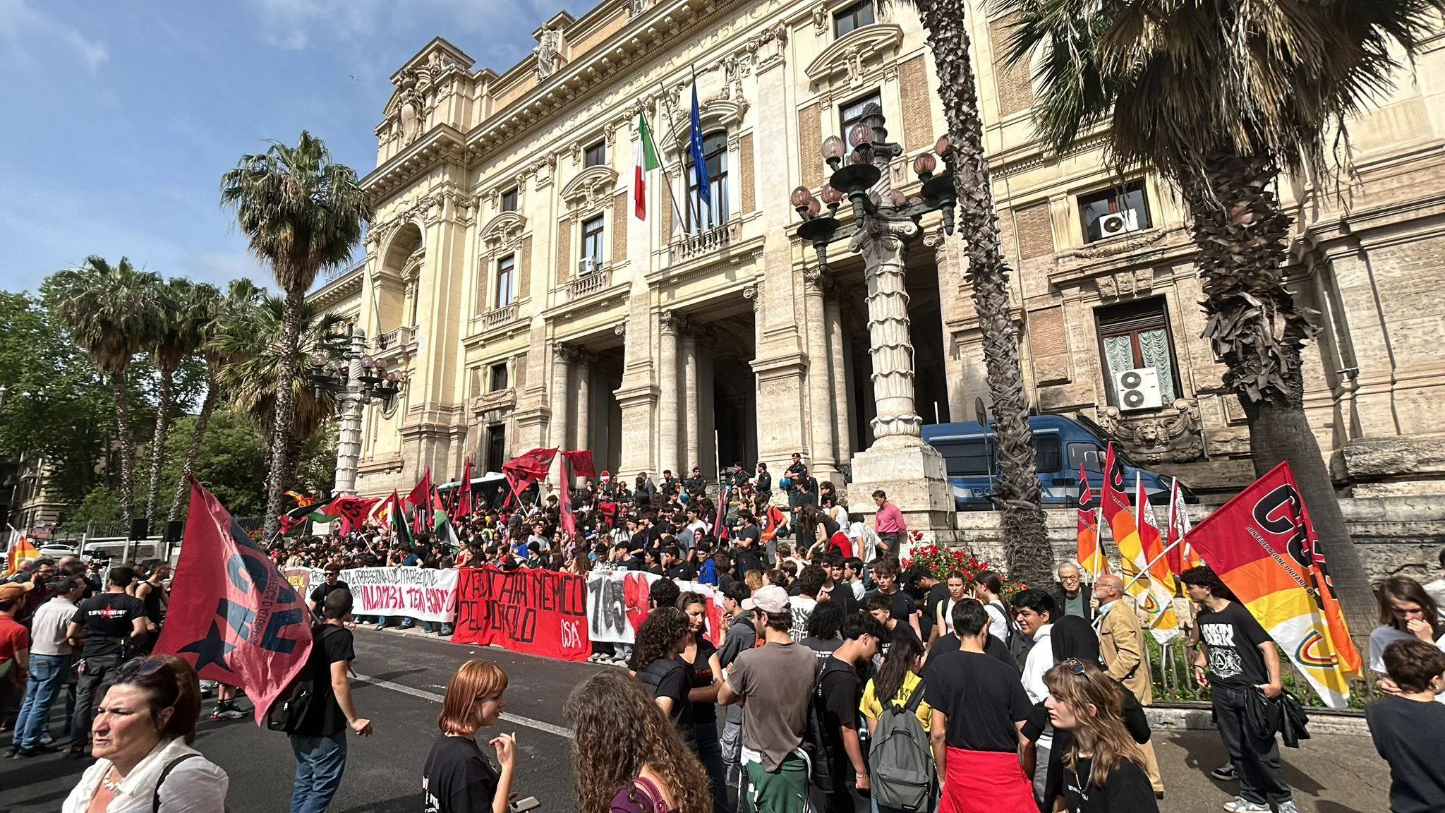 Sciopero della scuola, gli studenti: "soldi all'istruzione no alla guerra"