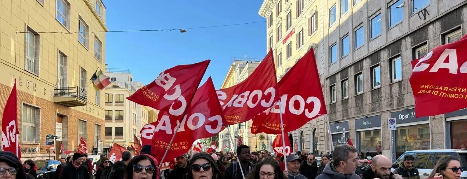 Sciopero generale di oggi : studenti, docenti e personale Ata in piazza, cortei in 60 città, scontri a Torino