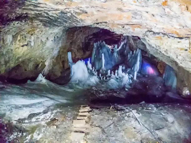 Scoperto in Romania un Batterio Preistorico Resistente a Dieci Antibiotici: Nuove Prospettive Contro i Superbatteri