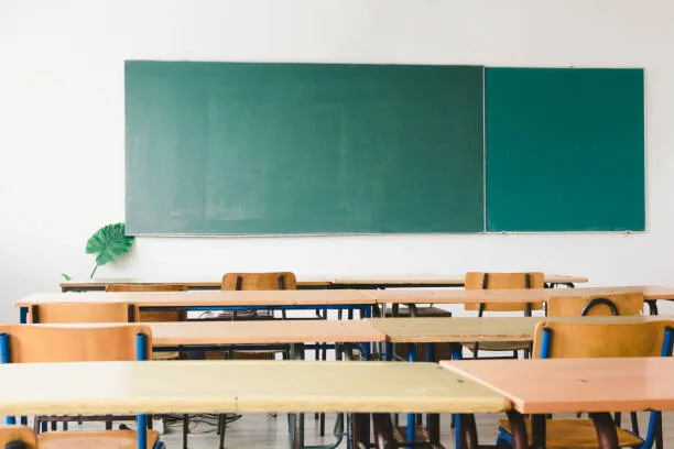 Scritta choc in un liceo di Roma: "Uccidi una donna incinta" trovata nel banco. Gli studenti: "Servono educazione affettiva e supporto psicologico"