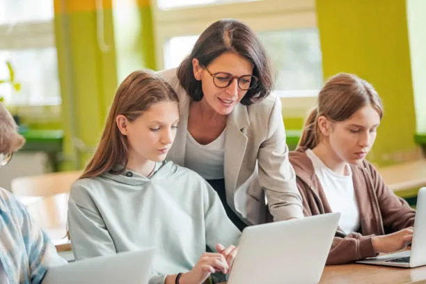 Scuola Digitale in Europa: Le Strategie Vincenti per il Benessere tra Online e Offline