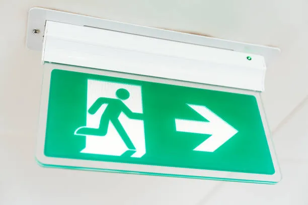 Prove di evacuazione nelle scuole: obblighi normativi e ruolo educativo secondo la normativa italiana