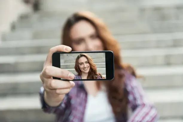 Selfie ad Altissima Risoluzione: Come la Fotocamera da 100 Megapixel Riscriverà gli Standard degli Smartphone Top di Gamma nel 2026