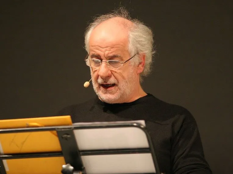 Toni Servillo fa rivivere Manzoni: il confronto tra Don Abbondio e il Cardinal Federigo incanta il Teatro Oscar di Milano