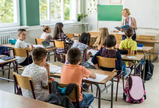 Settimana corta a scuola: chi decide e come si delibera secondo la normativa vigente