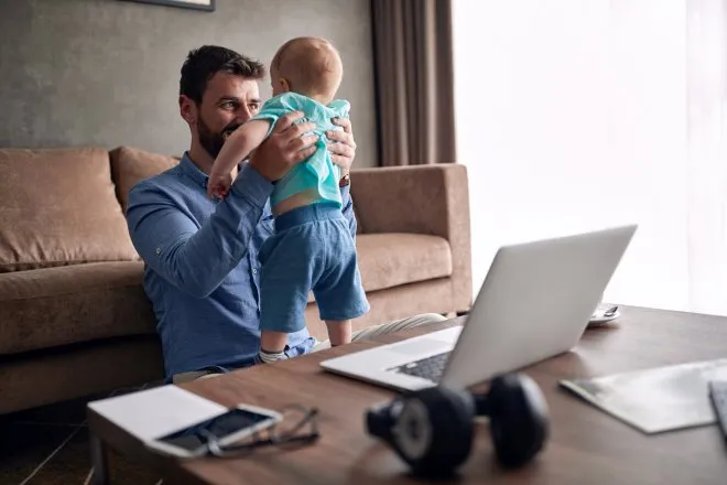Lavoro ibrido estivo: vantaggi per genitori e famiglie
