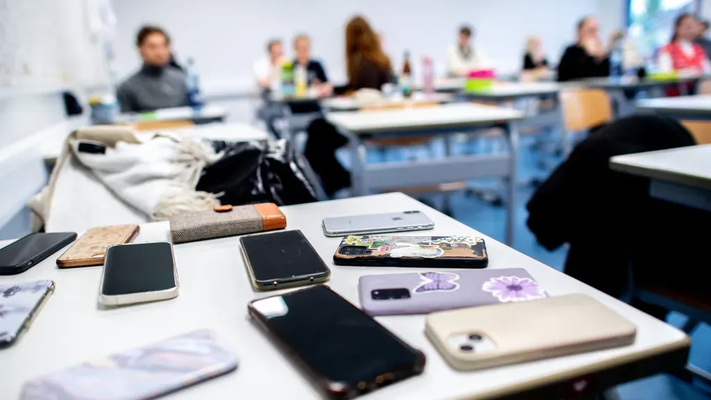 Smartphone a scuola: l’Italia a confronto con gli altri Paesi europei
