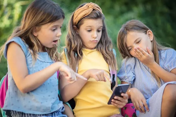 Smartphone e minori: una guida per adulti consapevoli — I 12 motivi per pensarci due volte prima di regalare uno smartphone ai bambini secondo Stefania Garassini