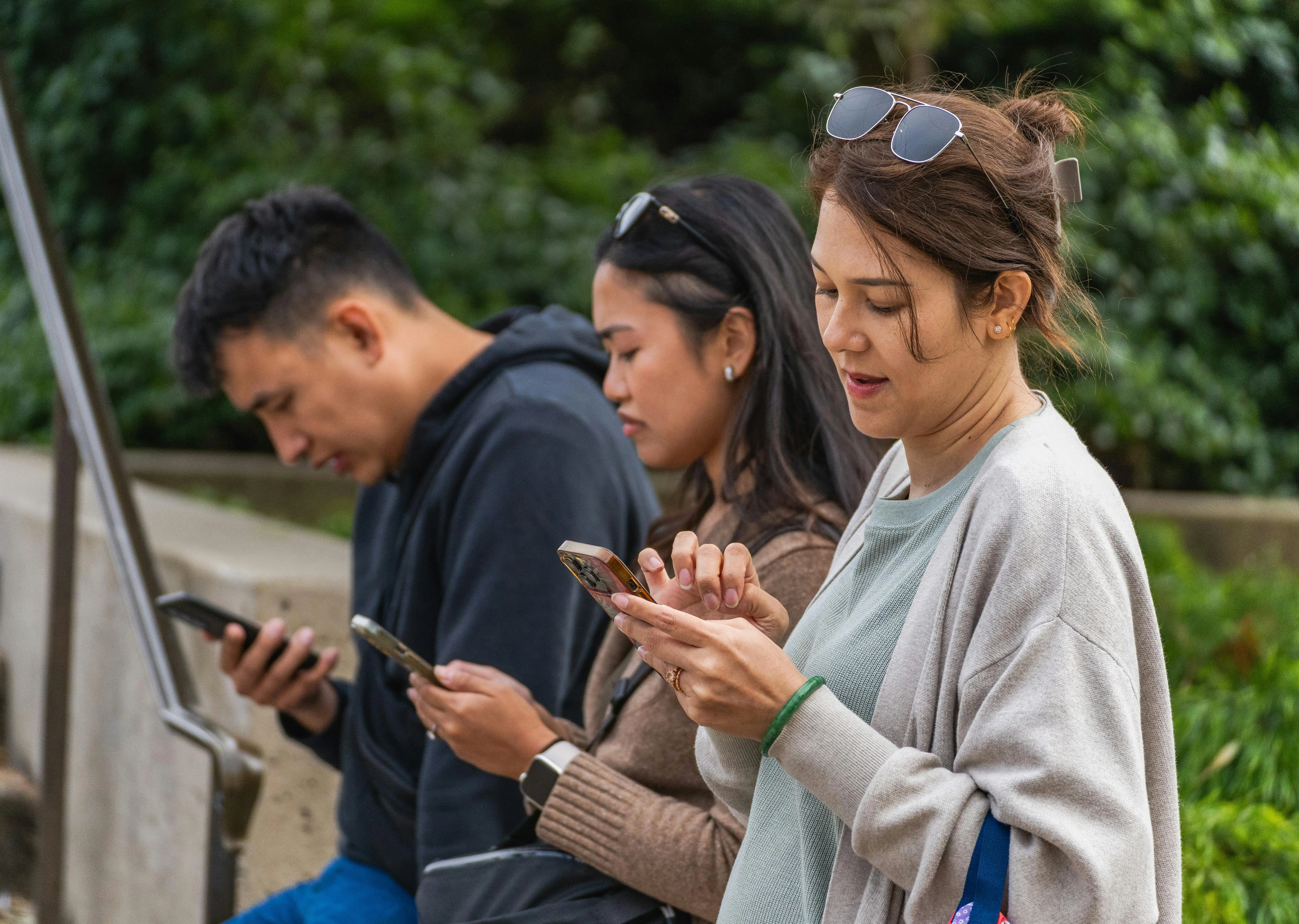 Smartphone, massimo due ore al giorno: l'ordinanza giapponese che rilancia il dibattito sulla dipendenza digitale