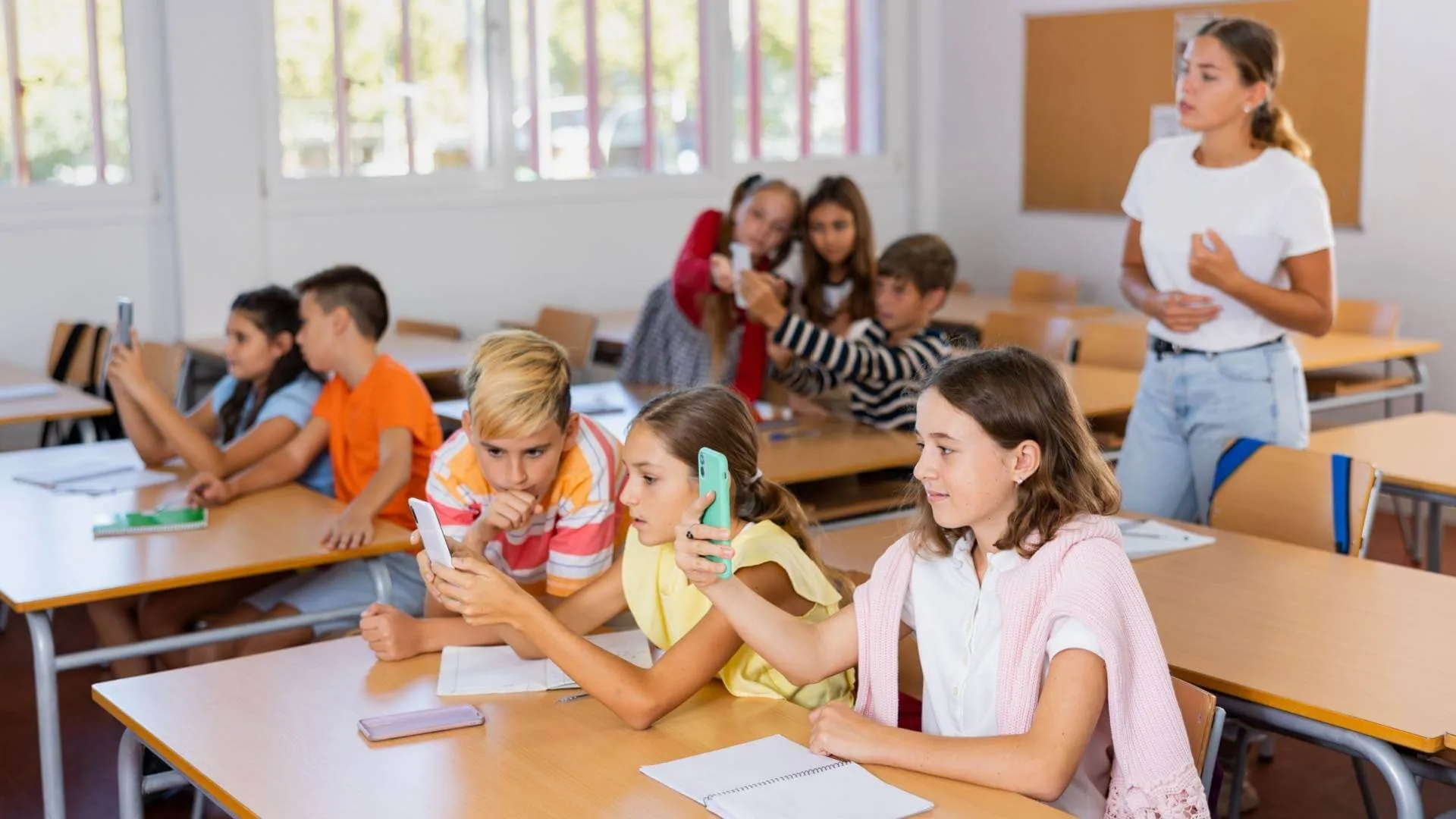 Smartphone vietati a scuola: in Europa cresce il nodo tempo libero