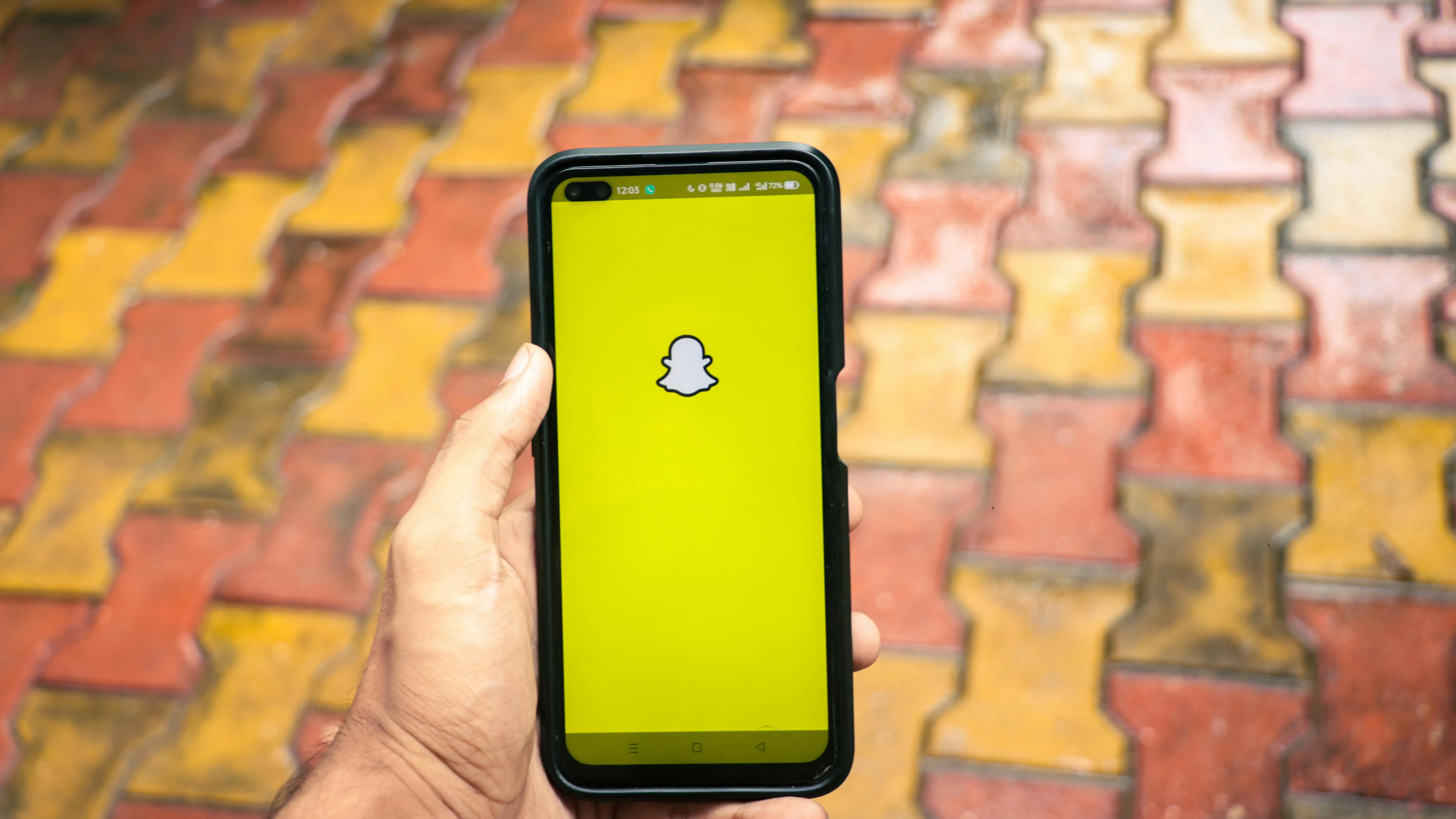 Snapchat nel mirino dell'Ue: aperta un'indagine sulla tutela dei minori online