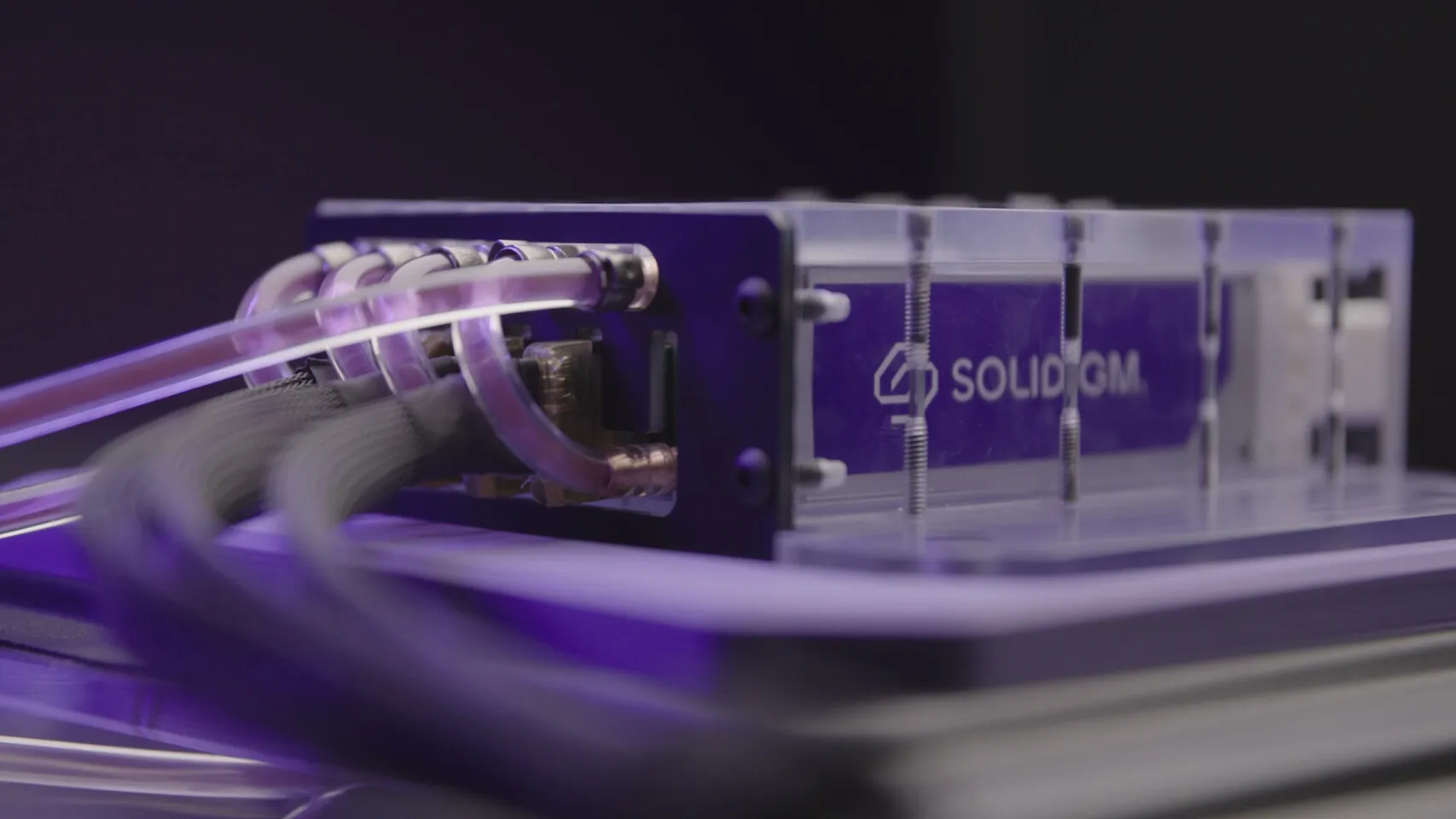 Solidigm D7-PS1010: l'SSD Enterprise che Rivoluziona il Raffreddamento Liquido nei Datacenter