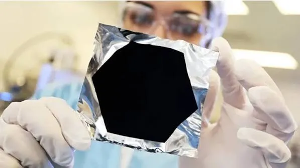 Solo il 2% di luce riflessa: il test del rivestimento Vantablack 310