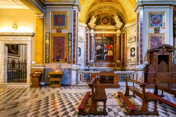 Sopralluogo della Soprintendenza su Dipinto Contemporaneo a San Lorenzo in Lucina: Le Azioni del MiC per la Tutela dell’Arte a Roma