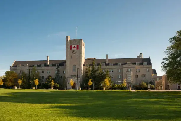 Spazi Che Cambiano: L’Innovazione nel Patrimonio Immobiliare delle Università Canadesi