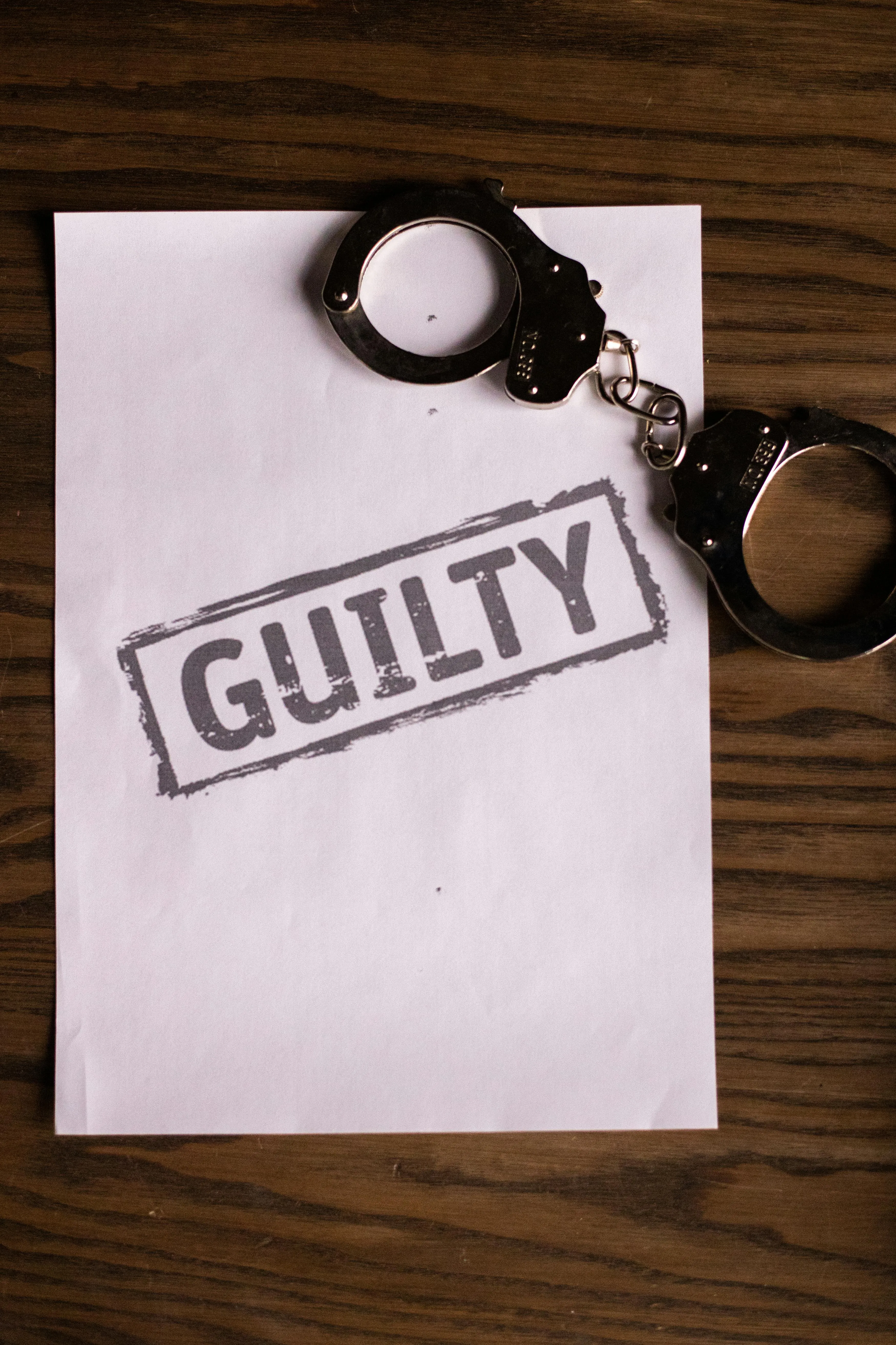 Spedizione punitiva contro un docente a Torino e video postato sui social: il maranza condannato a due anni