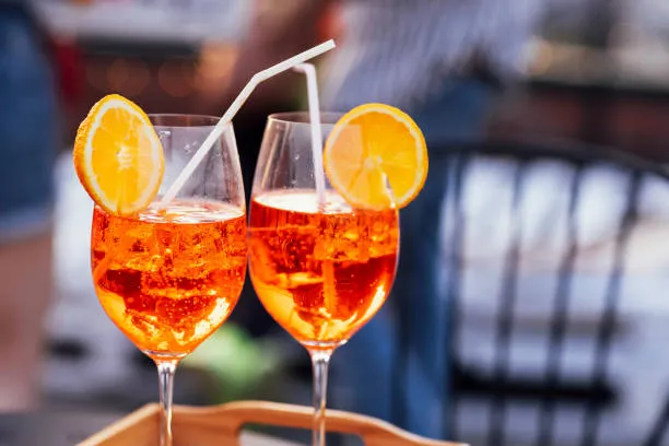 Spritz a Colazione tra gli Studenti Universitari: Una Moda Preoccupante che Minaccia Attenzione, Memoria e Rendimento Scolastico