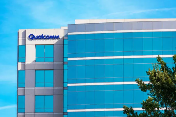 Stipendi ai vertici Qualcomm: Cristiano Amon sfiora i 30 milioni di dollari nel 2025, tra crescita e sfide finanziarie