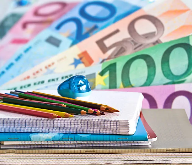 Stipendi ATA, il paradosso del nuovo contratto: gli operatori ottengono aumenti più alti degli assistenti (e dei docenti)