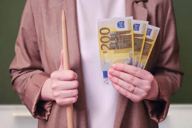 Stipendi docenti 2026, aumenti fino a 200 euro al mese: analisi dettagliata fascia per fascia e prospettive future