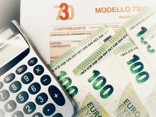 Stipendi e lavoro in Italia: la crisi che colpisce giovani e scuola. Un'analisi sulla realtà oltre le dichiarazioni ottimistiche del Governo