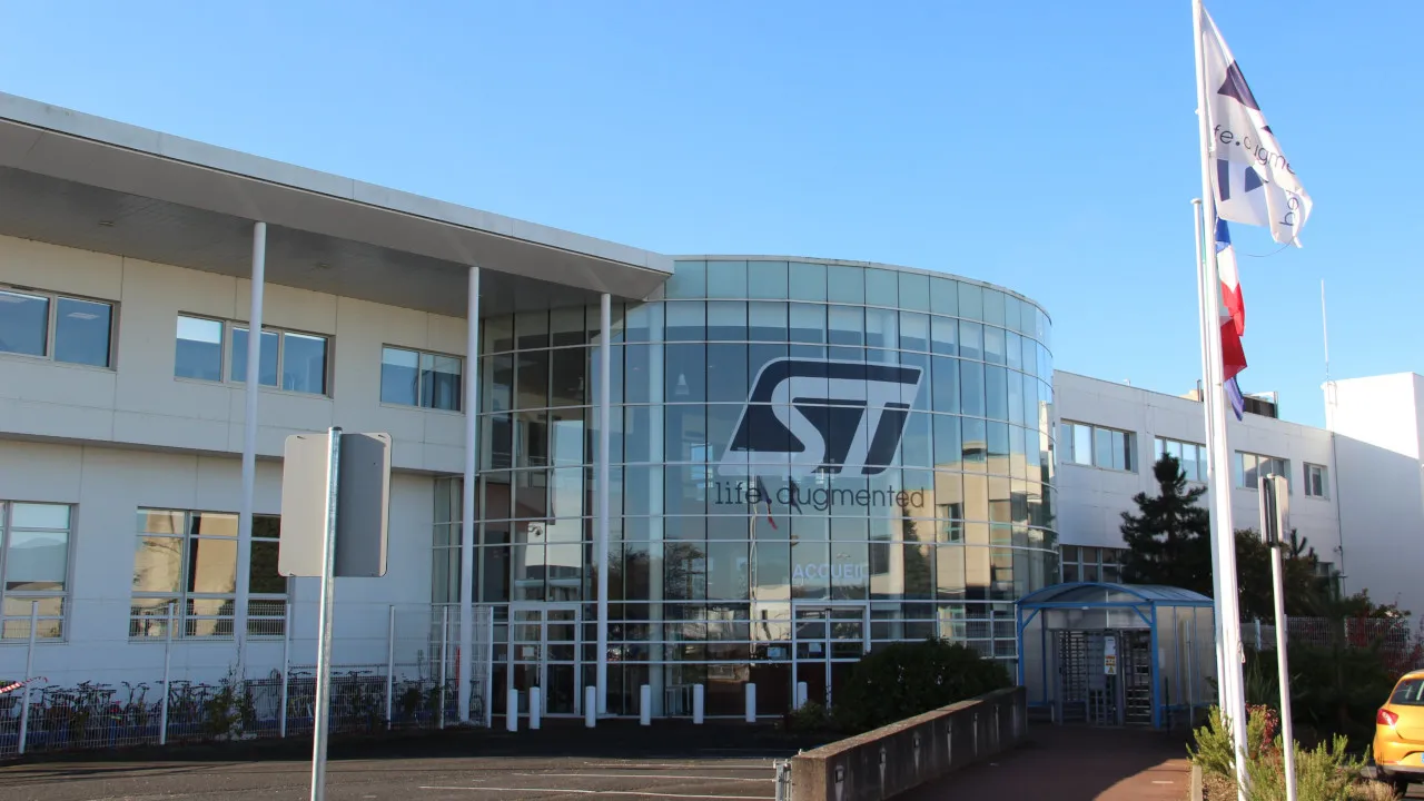 STMicroelectronics innova nel packaging dei semiconduttori: nuova linea pilota PLP a Tours per chip più potenti e compatti