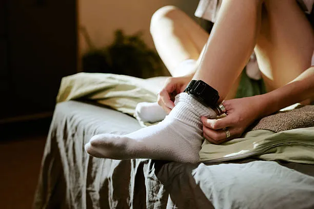 Studente perseguita per tre anni il prof che lo aveva bocciato: scatta il braccialetto elettronico