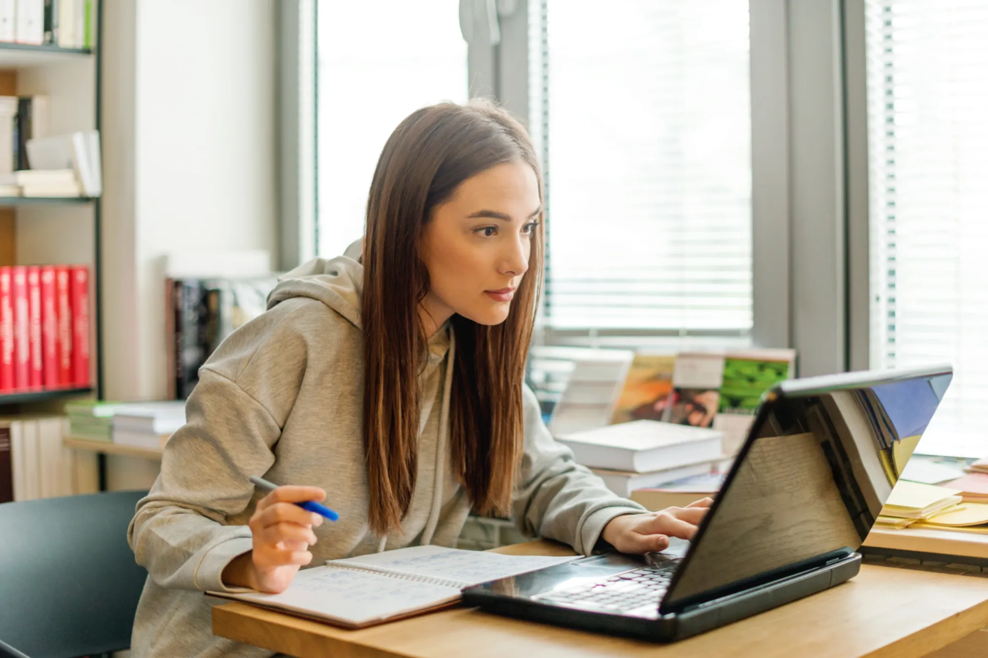 Compiti a casa e intelligenza artificiale: l'84% degli studenti italiani si affida all'IA. Opportunità o autolesionismo?