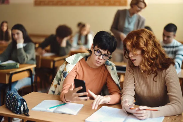 Dalla Generazione Smartphone al Grande Schermo: Strategie e Strumenti per Educare gli Studenti al Cinema