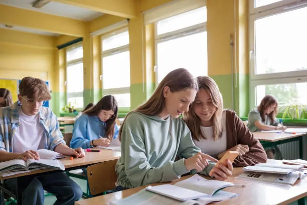 Il ruolo della scuola tra social media, opinioni sull’aborto e il rischio delle etichette: il caso Charlie Kirk in classe