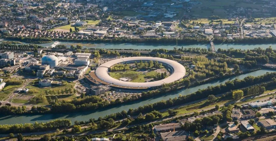 Cinque Anni di Innovazione: Il Supermicroscopio più Potente del Mondo a Grenoble Rivoluziona la Ricerca Scientifica
