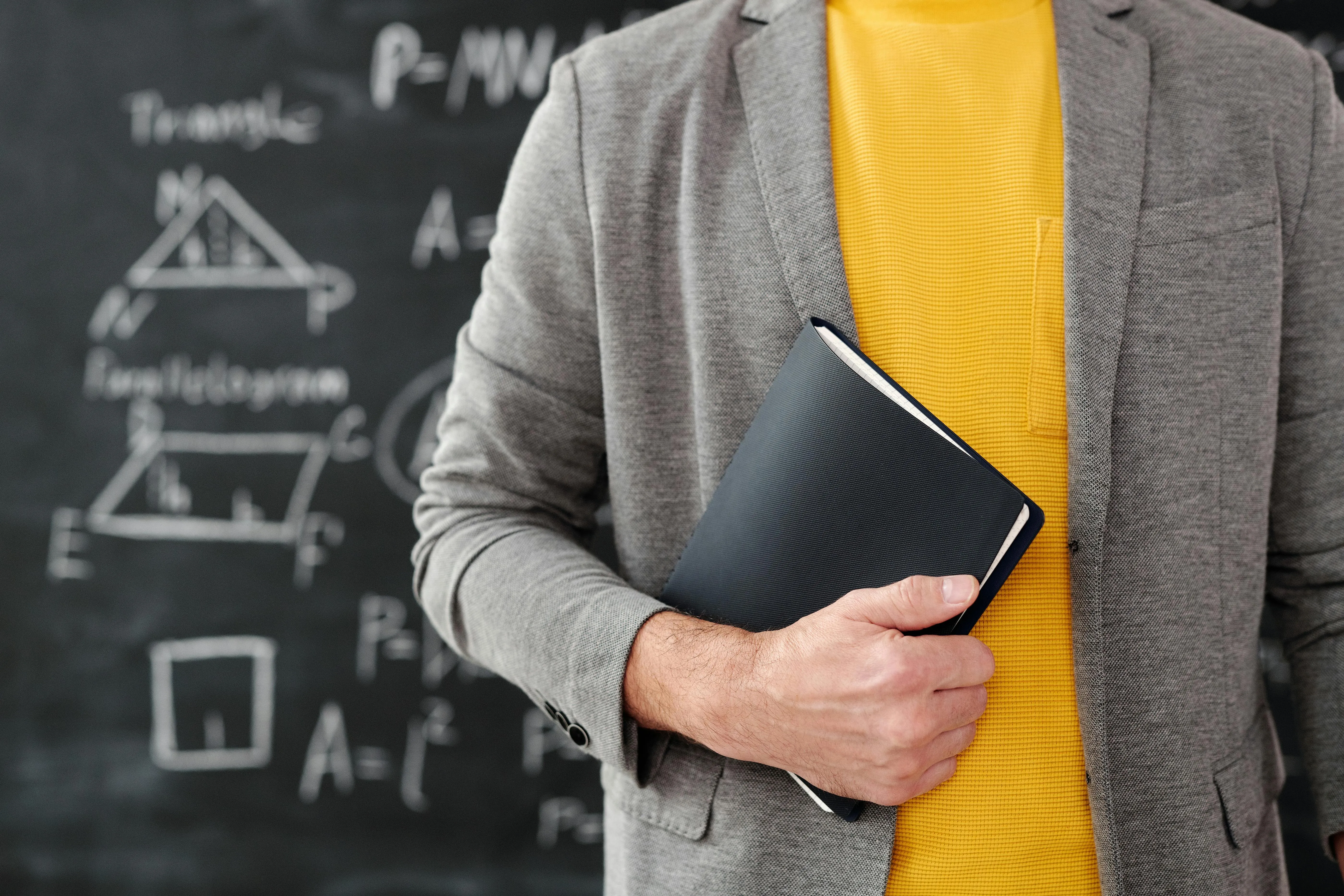 Supplenze con titolo falso: regole diverse per docenti e ATA