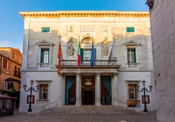 Teatro La Fenice, il consigliere Tortato si dimette dopo la conferma di Beatrice Venezi