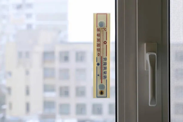 Temperatura negli uffici scolastici e apertura delle finestre: cosa prevede davvero la normativa